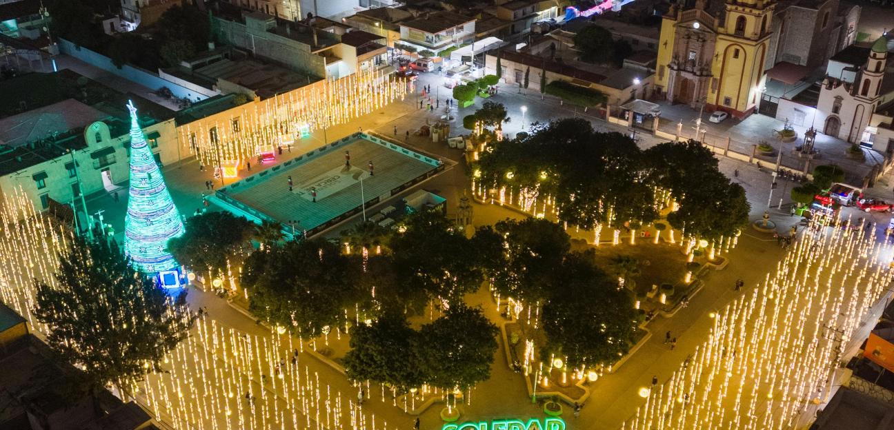 Plaza Principal de Soledad se ilumina en víspera de la Navidad; Alcalde enciende Árbol Monumental y decoración  