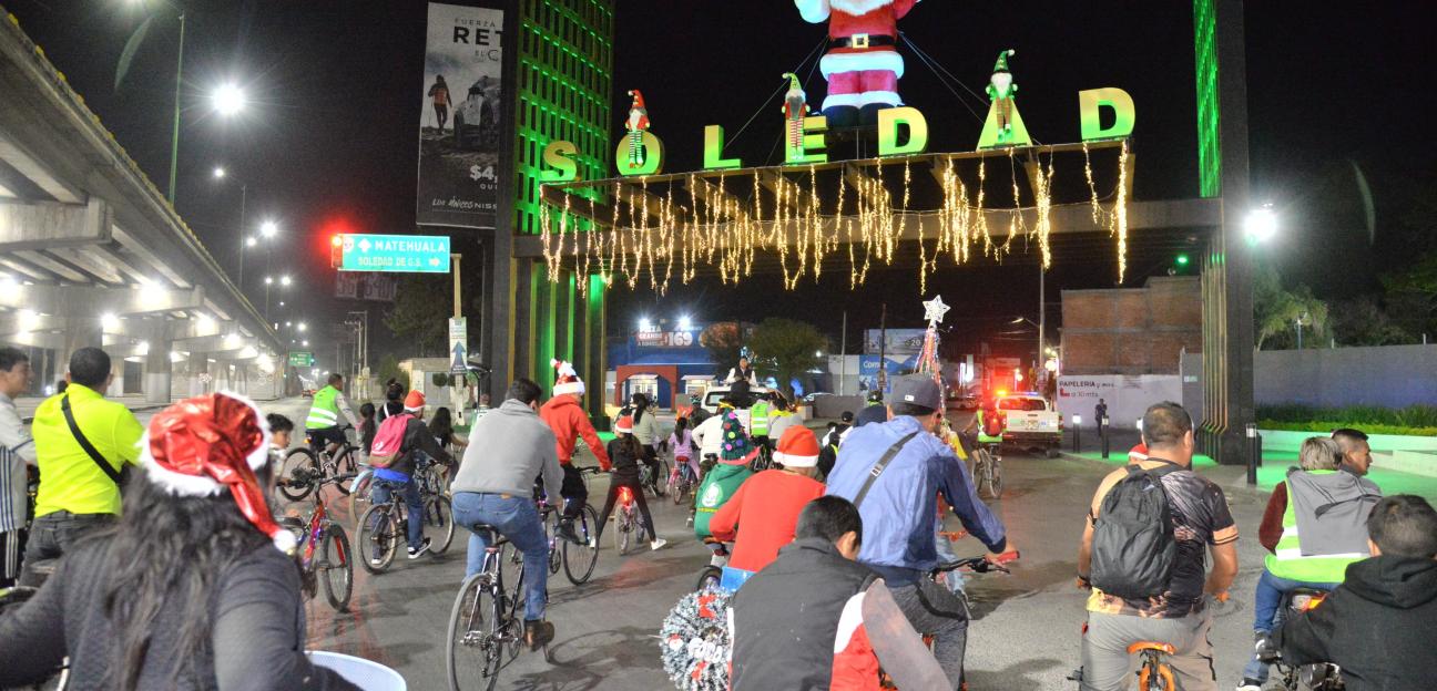 Municipio de Soledad realiza nutrida rodada nocturna con temática navideña