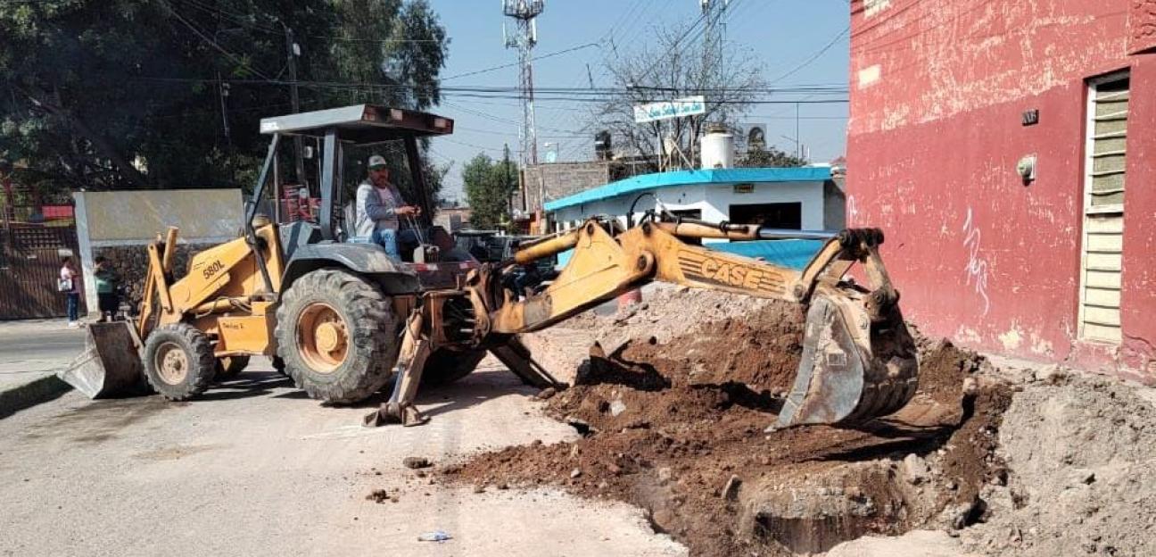 Ante desinterés de INTERAPAS, Ayuntamiento de Soledad resuelve colapso de drenaje en la Zona Centro