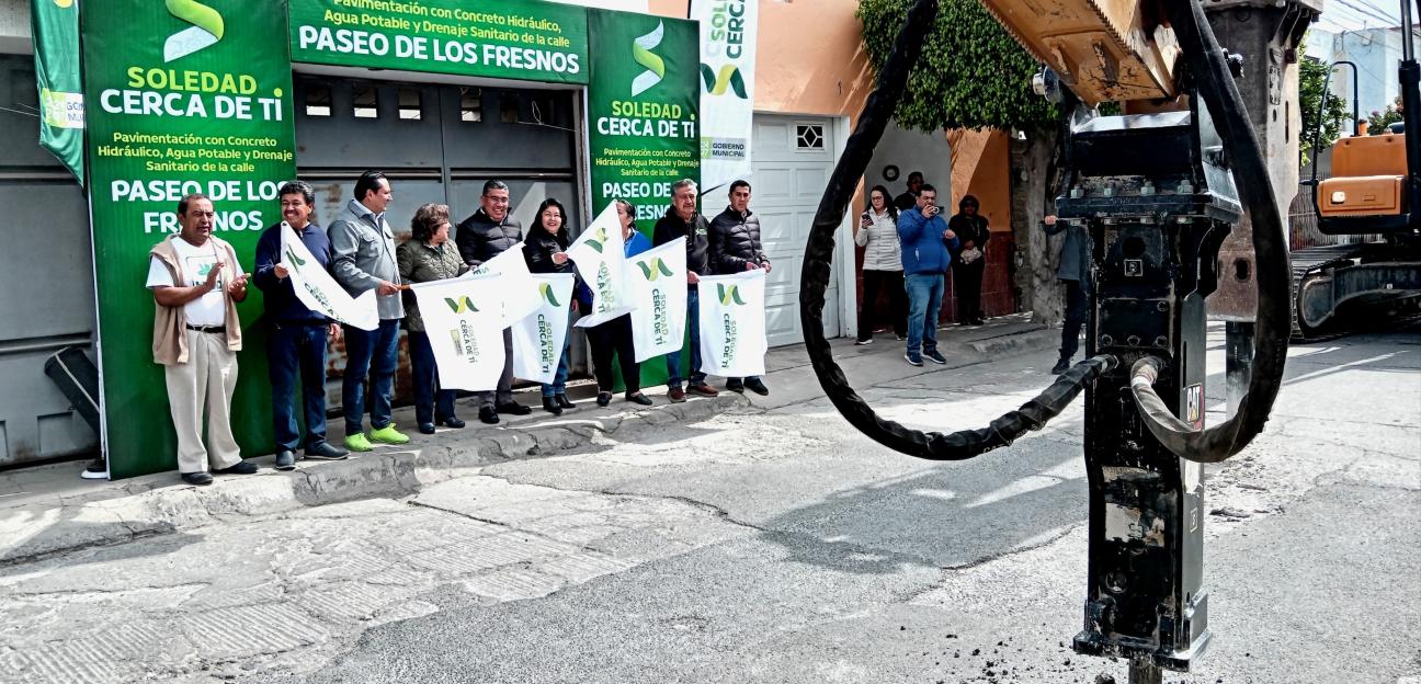 Alcalde Juan Manuel Navarro inicia trabajos de pavimentación integral en colonia Los Fresnos