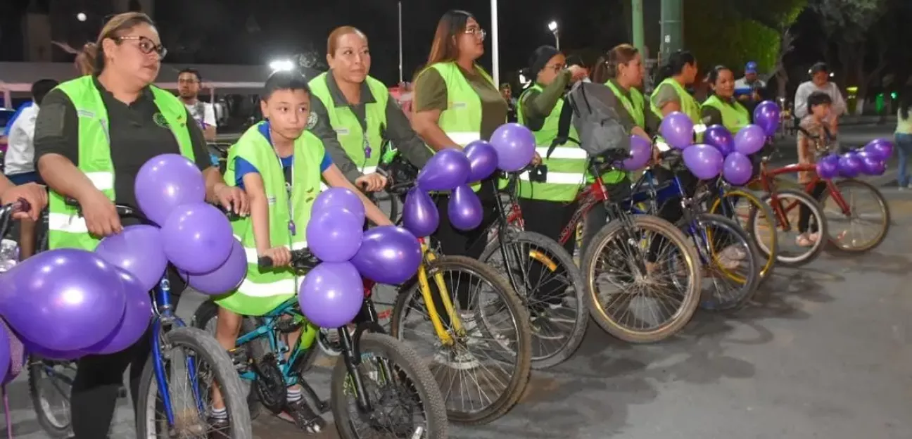 Soledad pintó de morada las calles durante Rodada Nocturna conmemorativa de la mujer