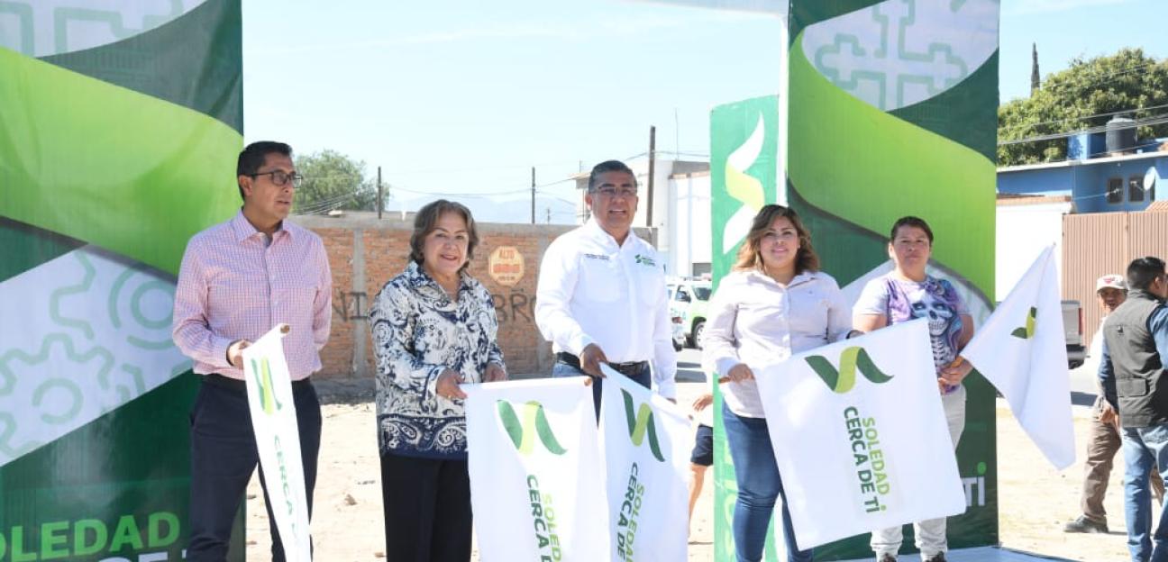 Juan Manuel Navarro le cumple a la colonia Rivas Guillén y arranca pavimentación de otra calle más  