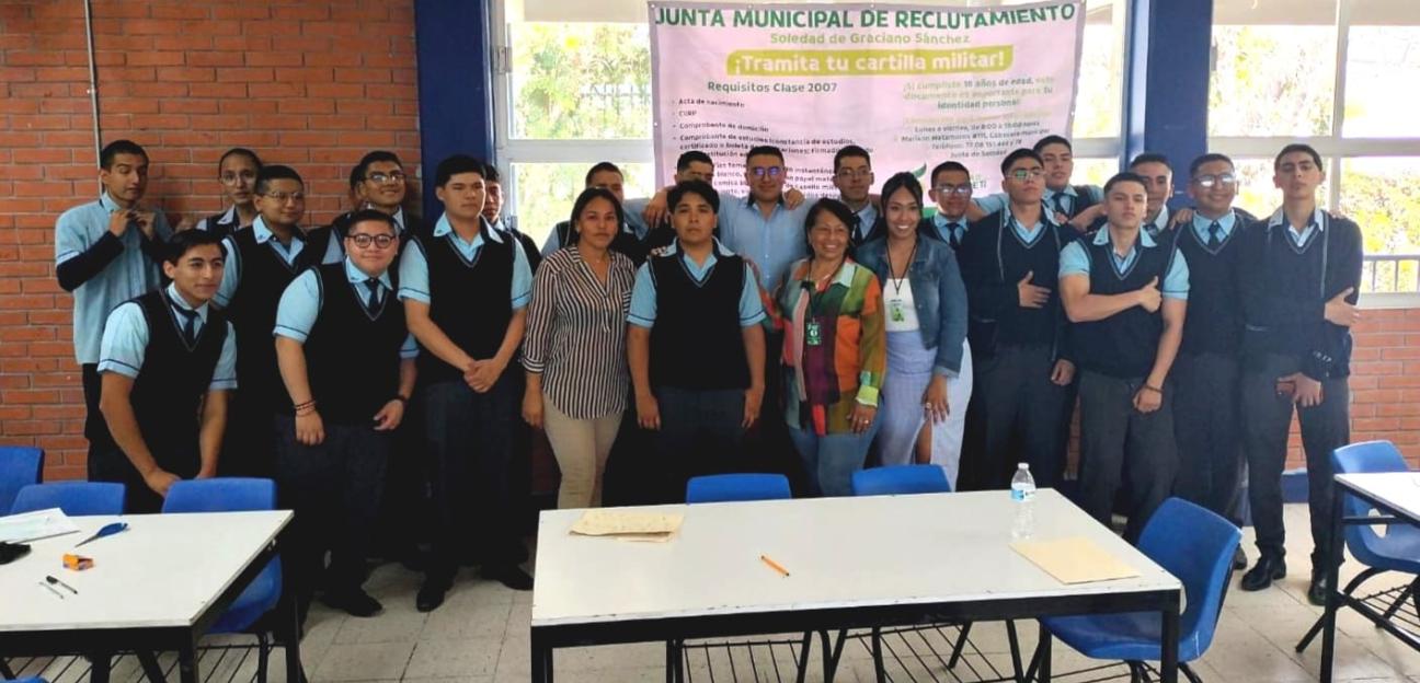 Ayuntamiento de Soledad acerca a jóvenes módulos informativos sobre trámite de Cartilla Militar 
