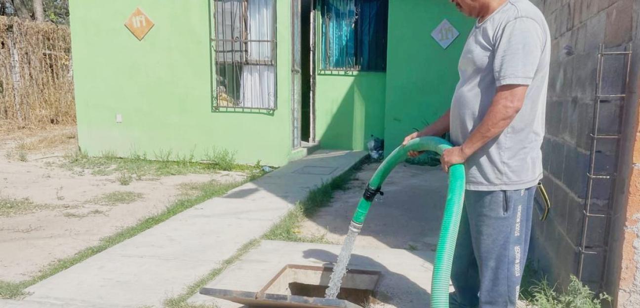 Gobierno de Soledad intensifica reparto de agua con pipas en colonias y escuelas ante desabasto por red: Juan Manuel Navarro 