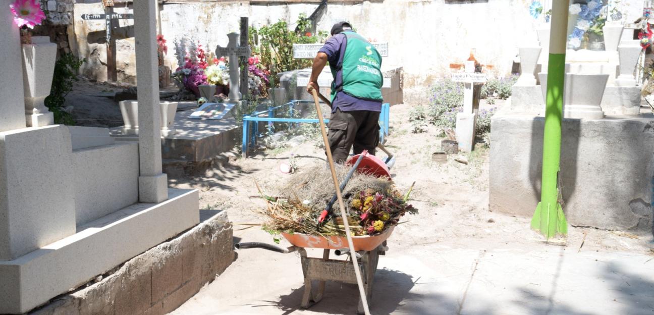 Ayuntamiento de Soledad anticipa plan de limpieza y rehabilitación de panteones por el Día del Padre
