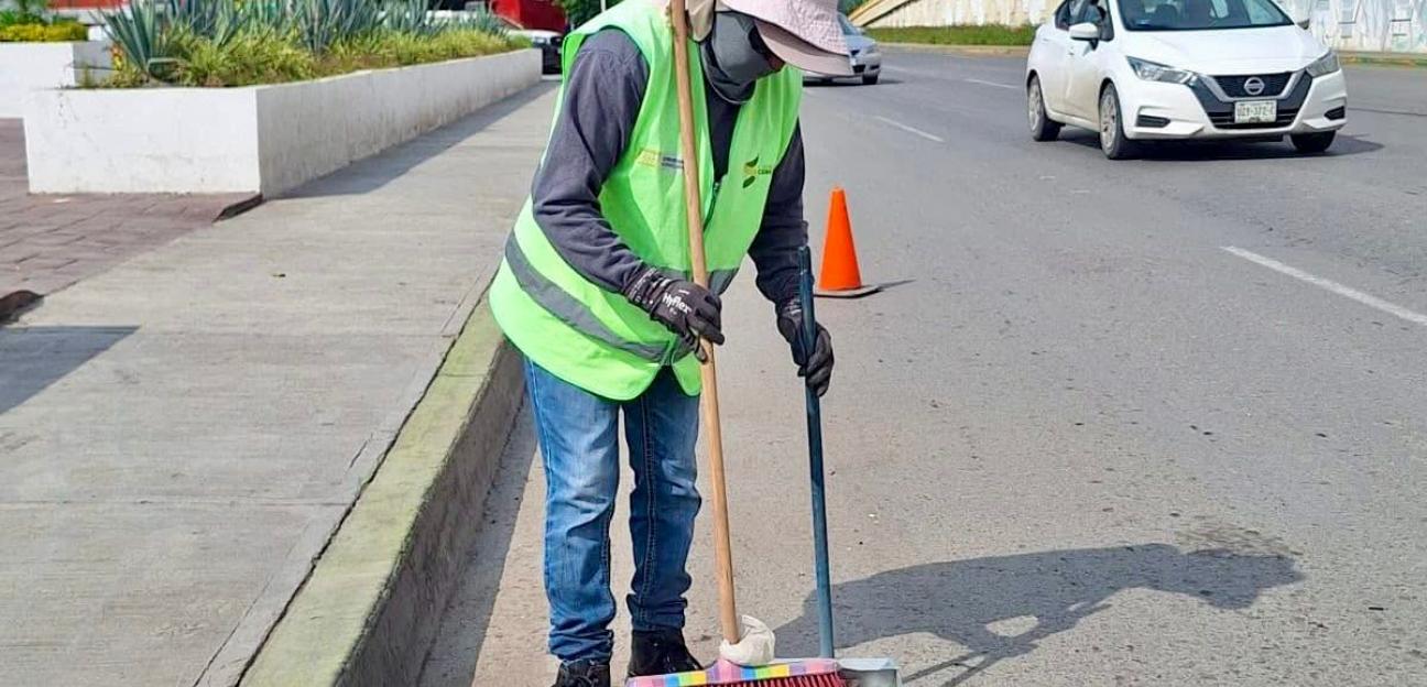 Continúa rescate de espacios públicos con labores de limpieza integral en Soledad