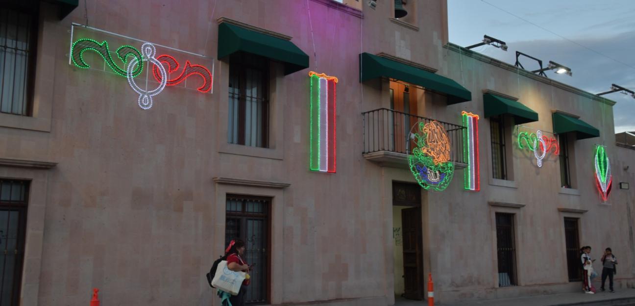 Soledad se ilumina de tricolo con decoración alusiva al mes patrio
