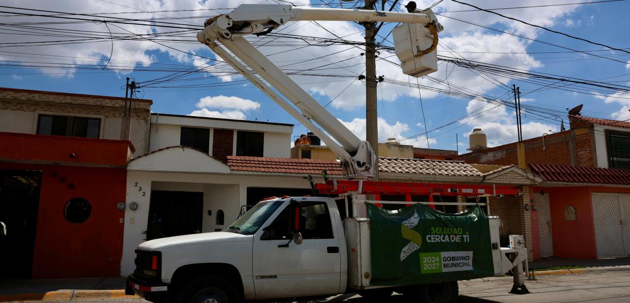 Ayuntamiento de Soledad garantiza calles seguras e iluminadas con reparación diaria de luminarias