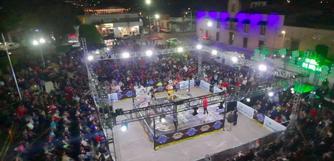 Emocionante y espectacular noche de lucha libre en la plaza de Soledad