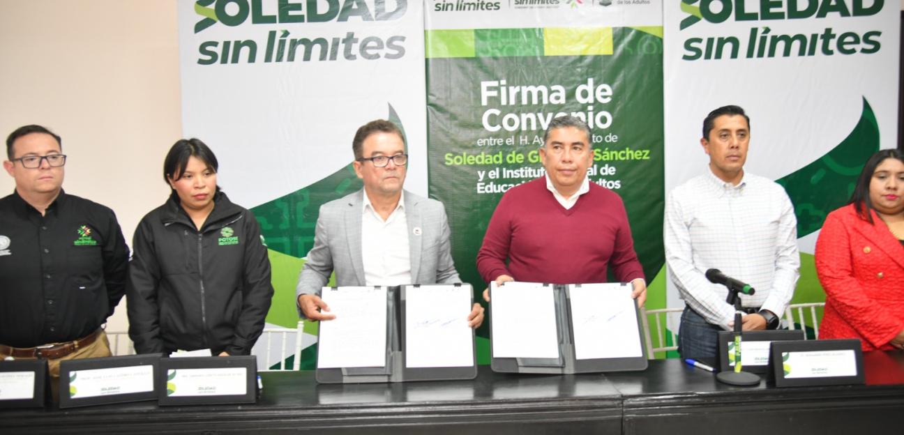 Alcalde Juan Manuel Navarro firma convenio con IEEA para erradicar el rezago educativo