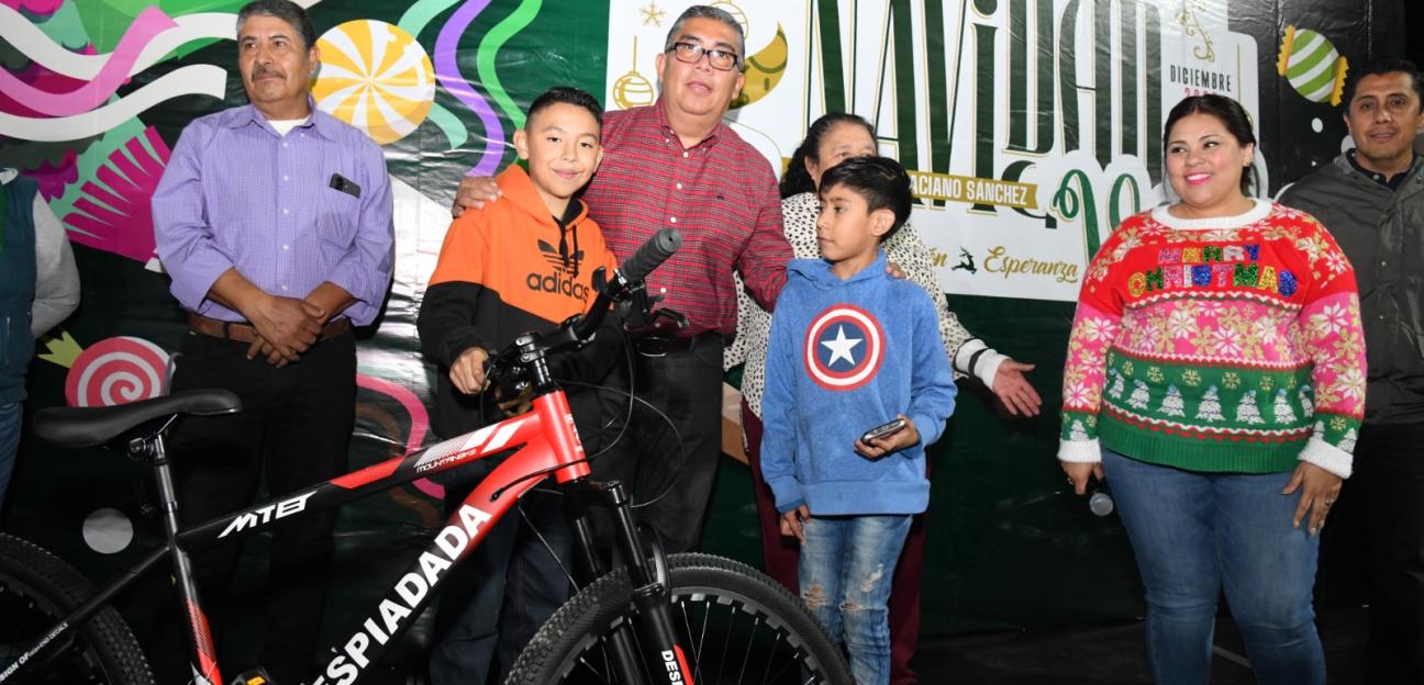 Juan Manuel Navarro dio comienzo al recorrido de posadas navideñas acompañado de familias