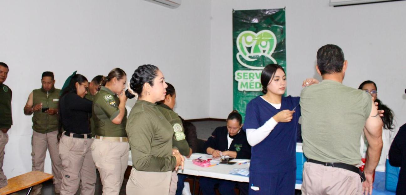 Gobierno de Soledad protege la salud de sus familias y policías, con vacunación invernal