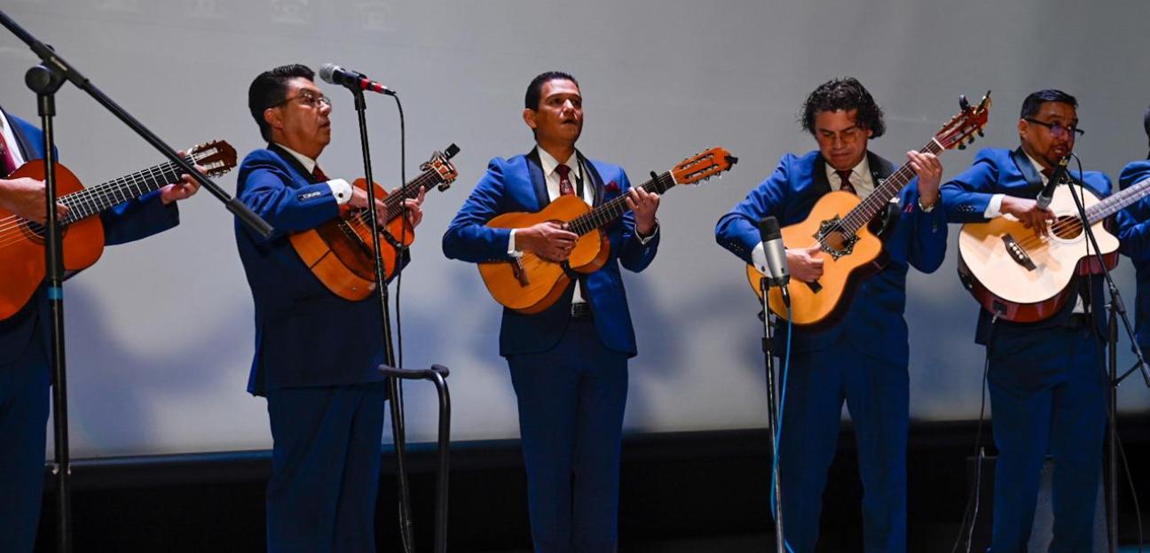Soledad le canta al amor; se lleva a cabo con éxito en una gran velada familiar
