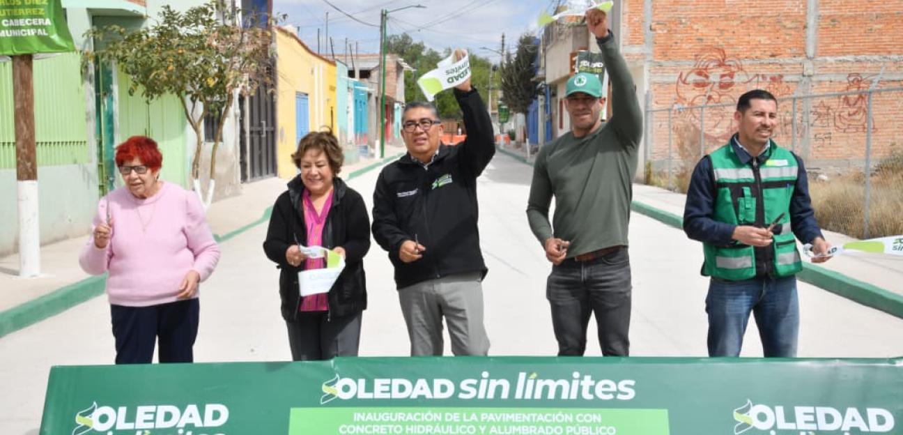 Alcalde Navarro Muñiz le cumple a la cabecera municipal: amplía pavimentación de calle Carlos Diez Gutiérrez