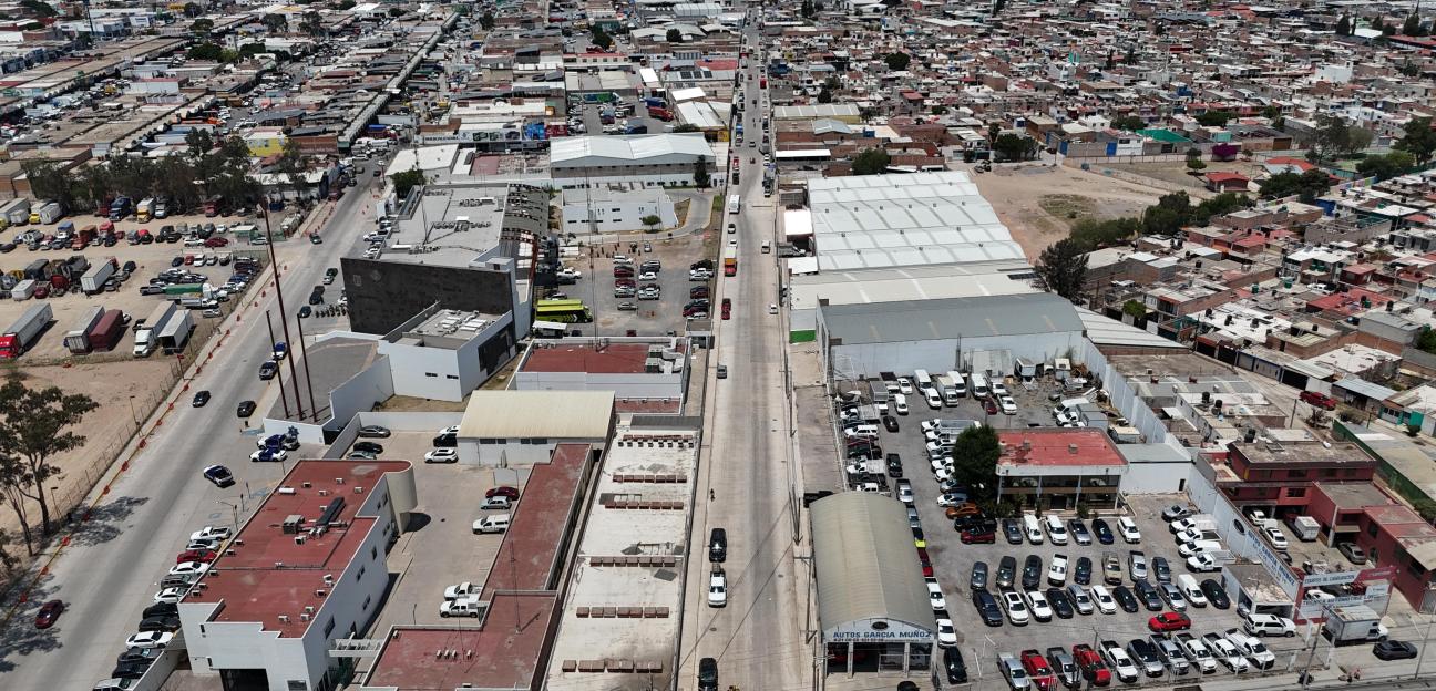 Juan Manuel Navarro destaca transformación periférica con pavimentación en avenida Camino a la Libertad