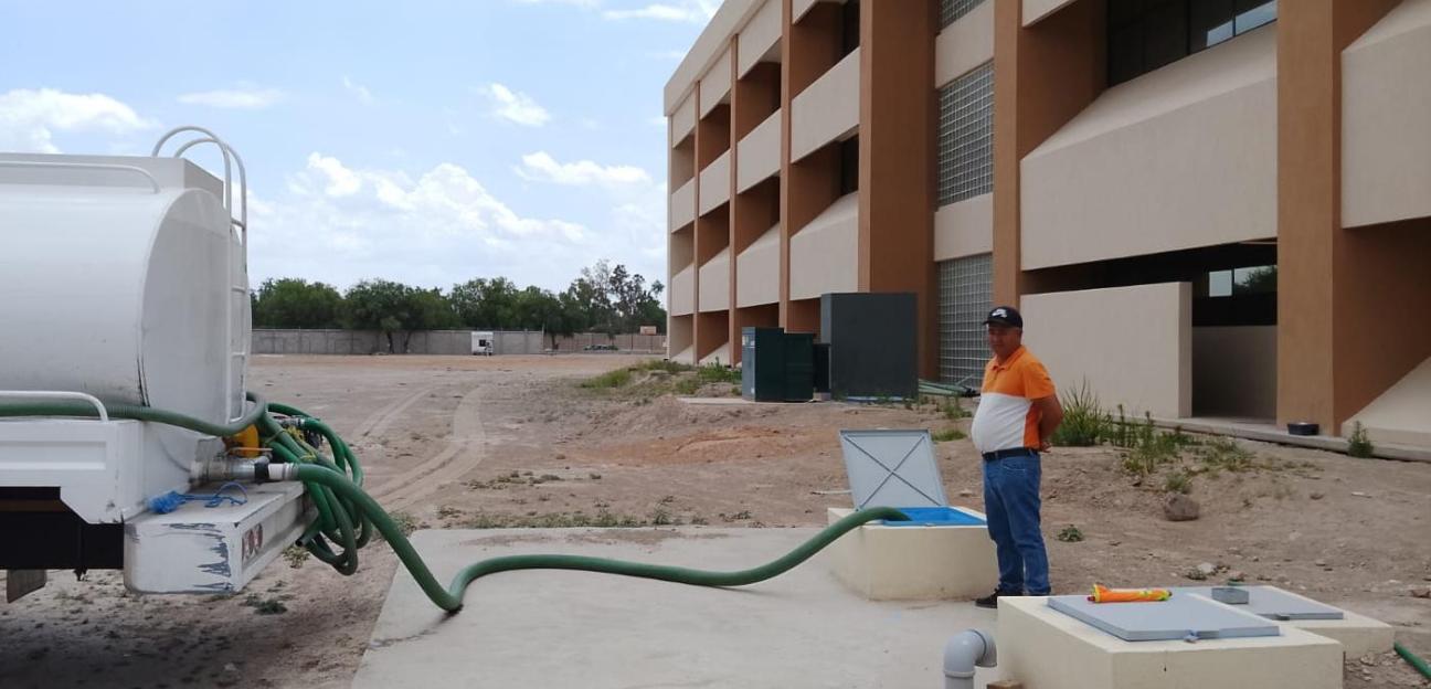 Sin detenerse, entrega gratuita de agua potable en colonias y escuelas de Soledad