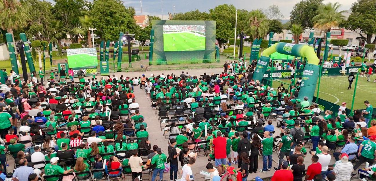 Soledad vibra con México y celebra en grande en la plaza principal