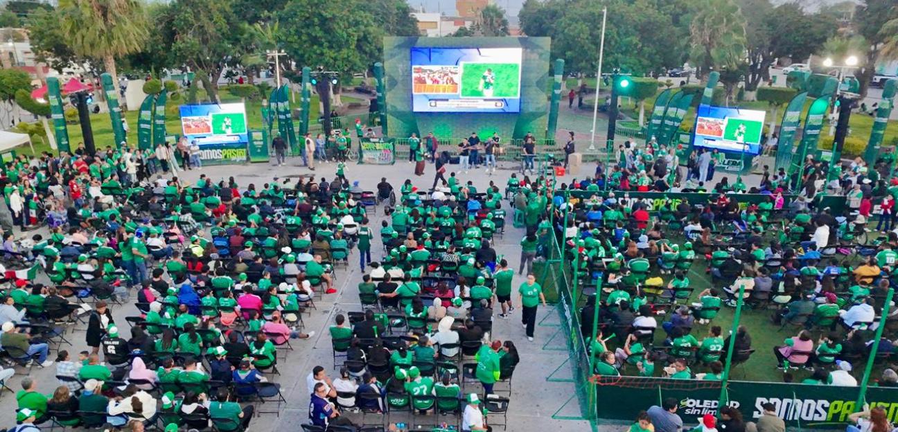 Miles de soledenses vibran al máximo con triunfo de México desde la plaza principal