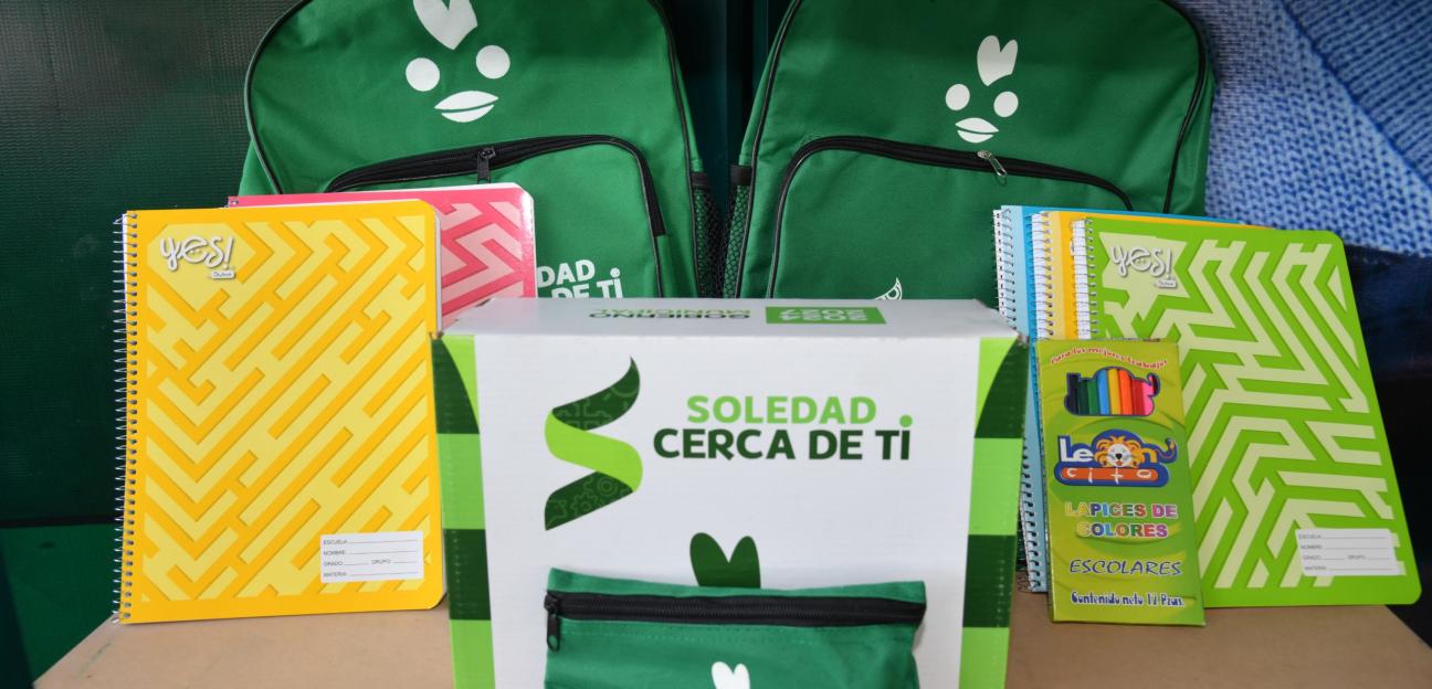Entrega de mochilas, útiles y zapatos escolares brindados por el gobierno soledense, un alivio para las familias